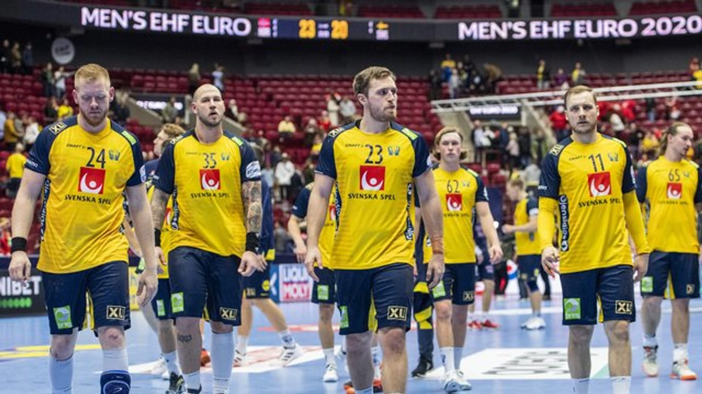 Die schwedischen Spieler lassen nach der Niederlage gegen Norwegen die Köpfe hängen.