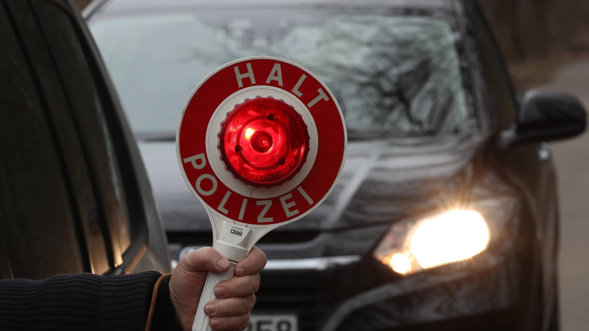 Ein Polizist hält eine sogenannte Winkerkelle: Der Mann wird wegen Trunkenheit im Straßenverkehr angezeigt. (Symbolbild) Ein Polizist hält eine sogenannte Winkerkelle: Der Mann wird wegen Trunkenheit im Straßenverkehr angezeigt. (Symbolbild)