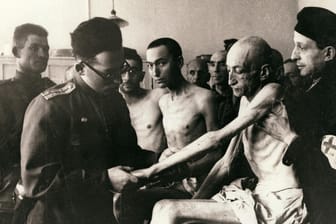 Auschwitz nach der Befreiung 1945: Ein Mediziner der Roten Armee untersucht überlebende Häftlinge nach ihrer Befreiung.