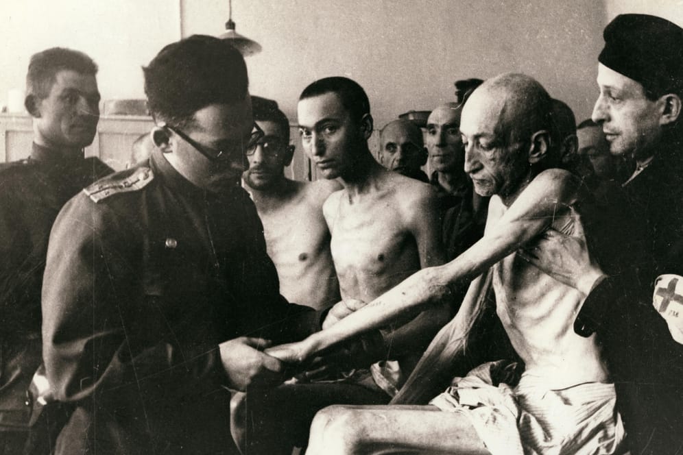 Auschwitz nach der Befreiung 1945: Ein Mediziner der Roten Armee untersucht überlebende Häftlinge nach ihrer Befreiung.