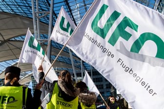 Streik: Der Lufthansa-Konzern will wieder mit der Flugbegleitergewerkschaft Ufo ins Gespräch kommen.