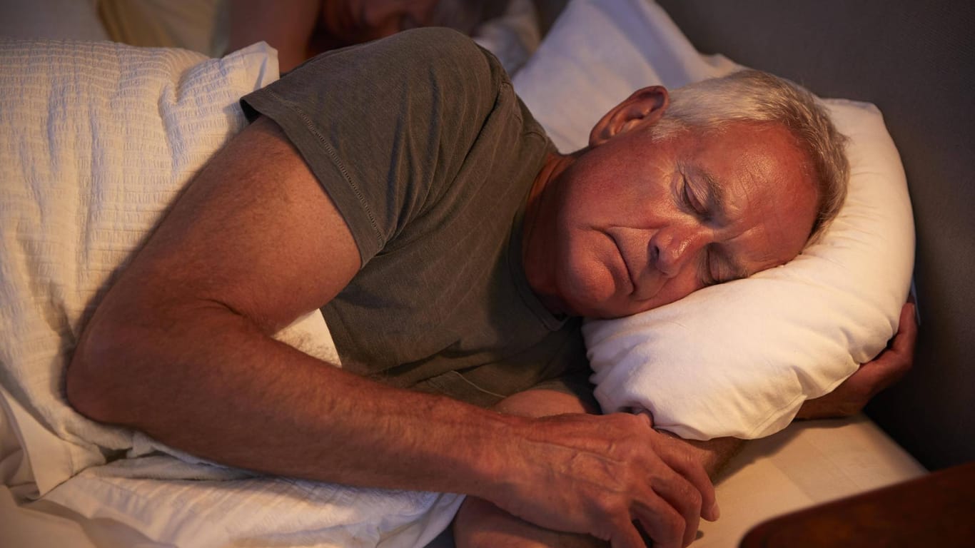 Erholsamer Schlaf: Bei älteren Menschen verändern sich auch die Anforderungen ans Bett.