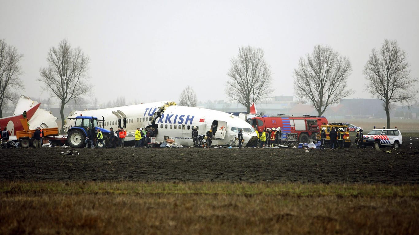 Die Unglücksmaschine der Turkish Airlines: Kurz vor der Landung stürzte die Maschine 2009 in einem Feld nahe Amsterdam ab. Bei dem Absturz kamen neun Menschen ums Leben.
