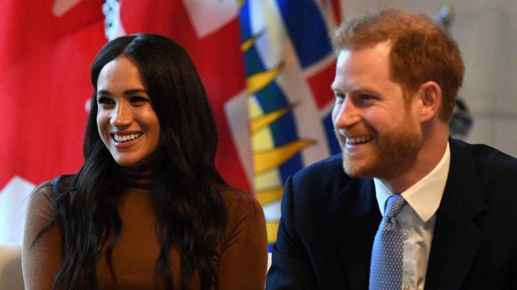 Prinz Harry und Herzogin Meghan: Das Ehepaar sitzt am 7. Januar vor der kanadischen Flagge im Kanada-Haus.