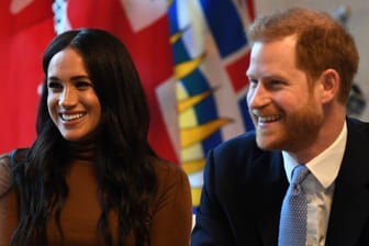 Prinz Harry und Herzogin Meghan: Das Ehepaar sitzt am 7. Januar vor der kanadischen Flagge im Kanada-Haus.