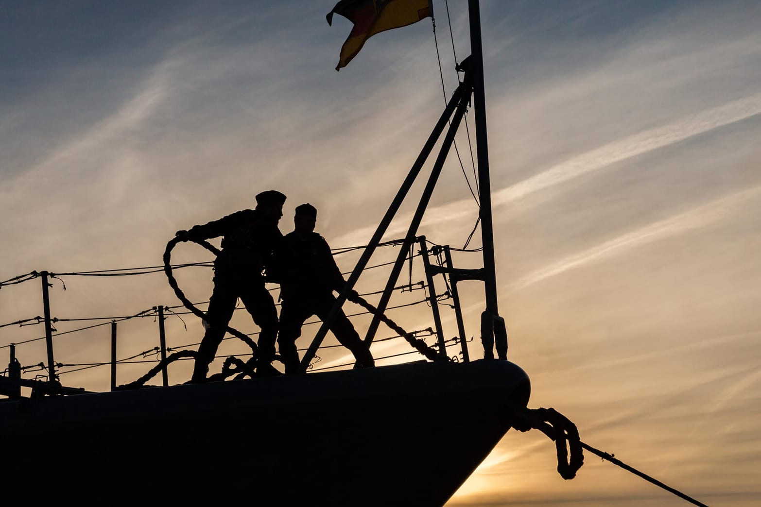 Zwei Marinesoldaten auf der "Augsburg" in Wilhelmshaven: Die Fregatte lief zur Operation «Sophia» aus. Nach dem Libyen-Gipfel erwägt die EU eine Wiederbelebung ihrer Militärmission vor der Küste des Bürgerkriegslandes. (Archivbild)