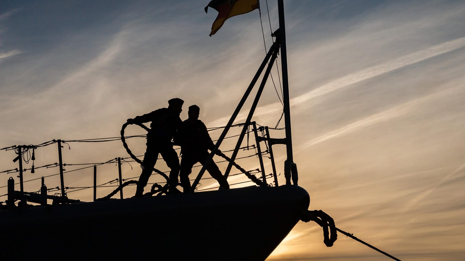 Zwei Marinesoldaten auf der "Augsburg" in Wilhelmshaven: Die Fregatte lief zur Operation «Sophia» aus. Nach dem Libyen-Gipfel erwägt die EU eine Wiederbelebung ihrer Militärmission vor der Küste des Bürgerkriegslandes. (Archivbild)