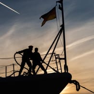 Zwei Marinesoldaten auf der "Augsburg" in Wilhelmshaven: Die Fregatte lief zur Operation «Sophia» aus. Nach dem Libyen-Gipfel erwägt die EU eine Wiederbelebung ihrer Militärmission vor der Küste des Bürgerkriegslandes. (Archivbild)