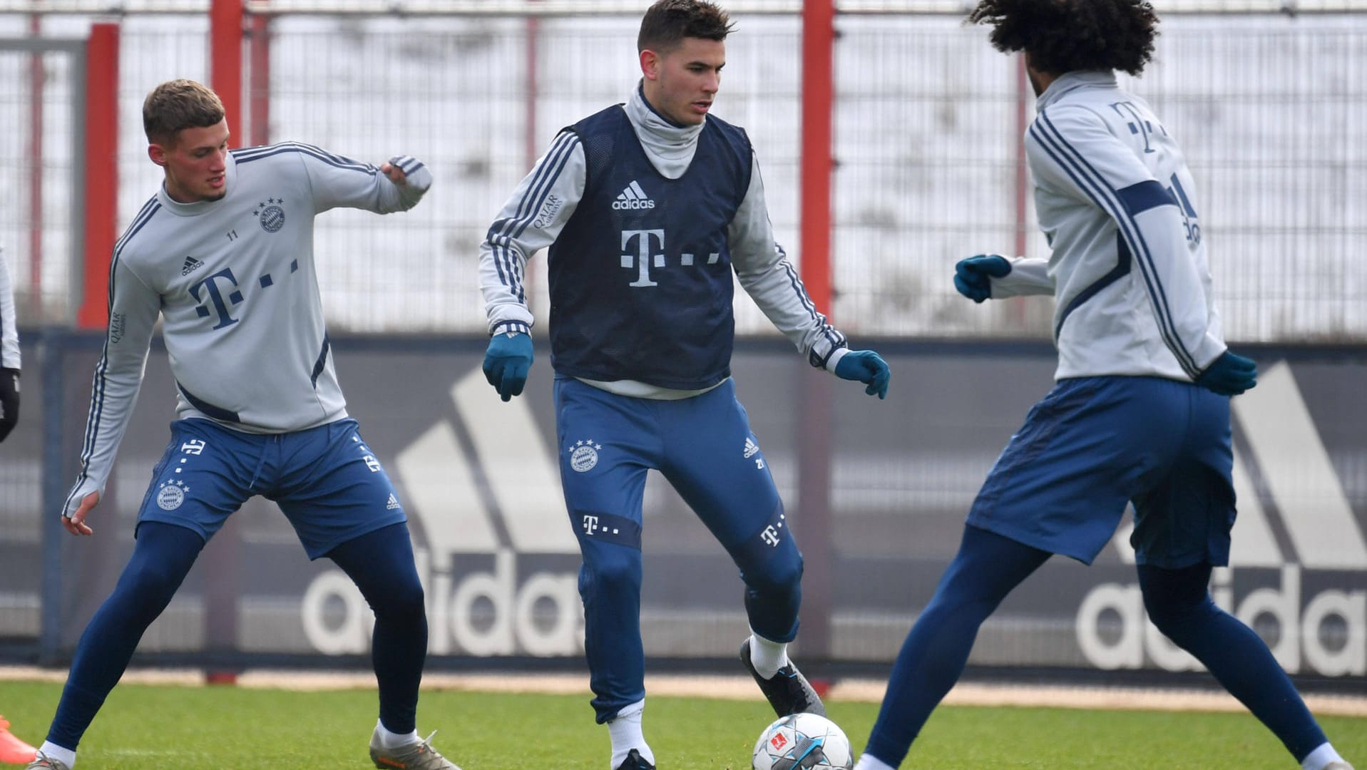 An der Säbener Straße: Lucas Hernández (M.) stieg nach längerer Pause wieder ins Training der Bayern ein.