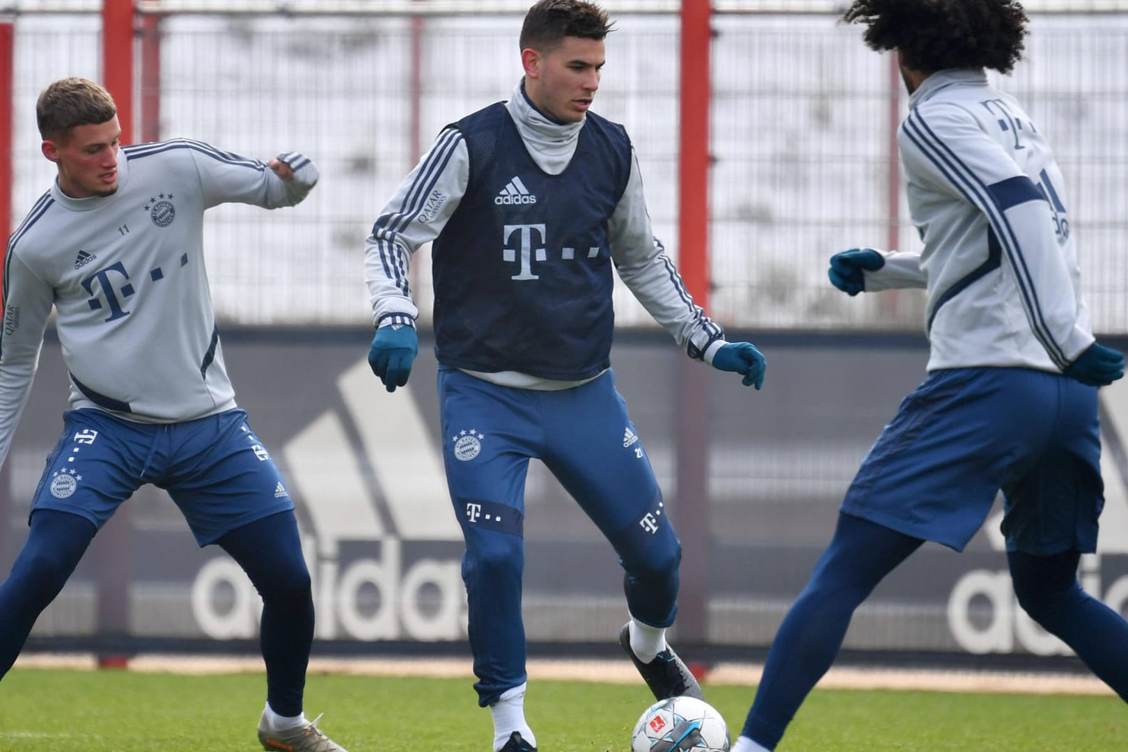 An der Säbener Straße: Lucas Hernández (M.) stieg nach längerer Pause wieder ins Training der Bayern ein.