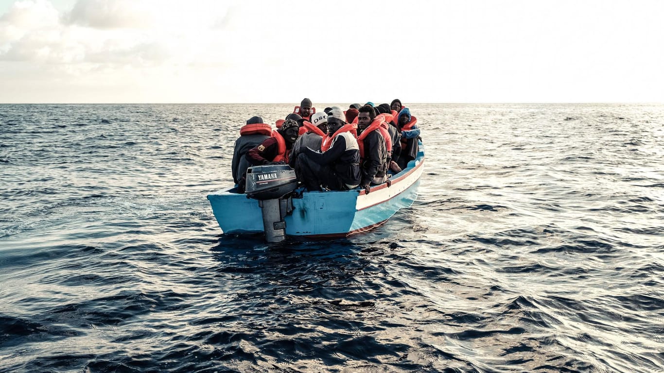 Ein überfülltes Flüchtlingsboot vor der libyschen Küste: Viele Menschen haben nicht die Wahl auf welchem Weg sie nach Europa kommen.