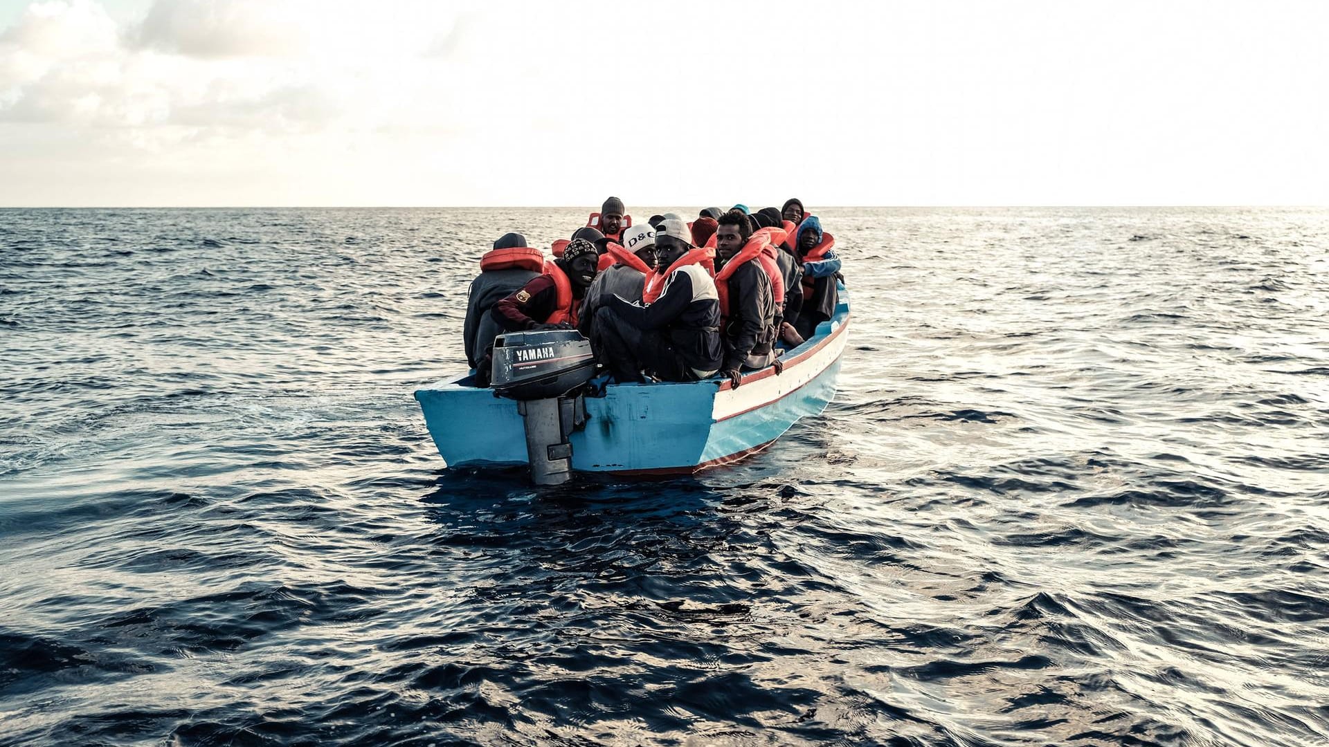 Ein überfülltes Flüchtlingsboot vor der libyschen Küste: Viele Menschen haben nicht die Wahl auf welchem Weg sie nach Europa kommen.