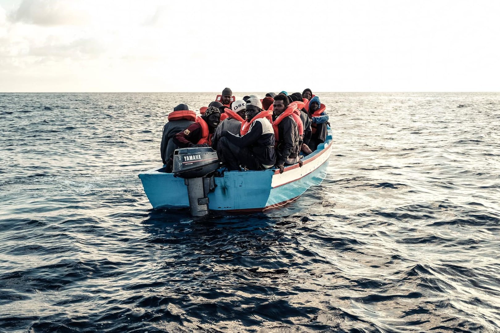 Ein überfülltes Flüchtlingsboot vor der libyschen Küste: Viele Menschen haben nicht die Wahl auf welchem Weg sie nach Europa kommen.