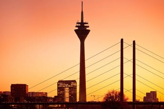 Die Düsseldorfer Skyline mit Stadttor, Rheinturm und Rheinkniebruecke im Abendrot: Zu sehen gibt es in Düsseldorf eine Menge.