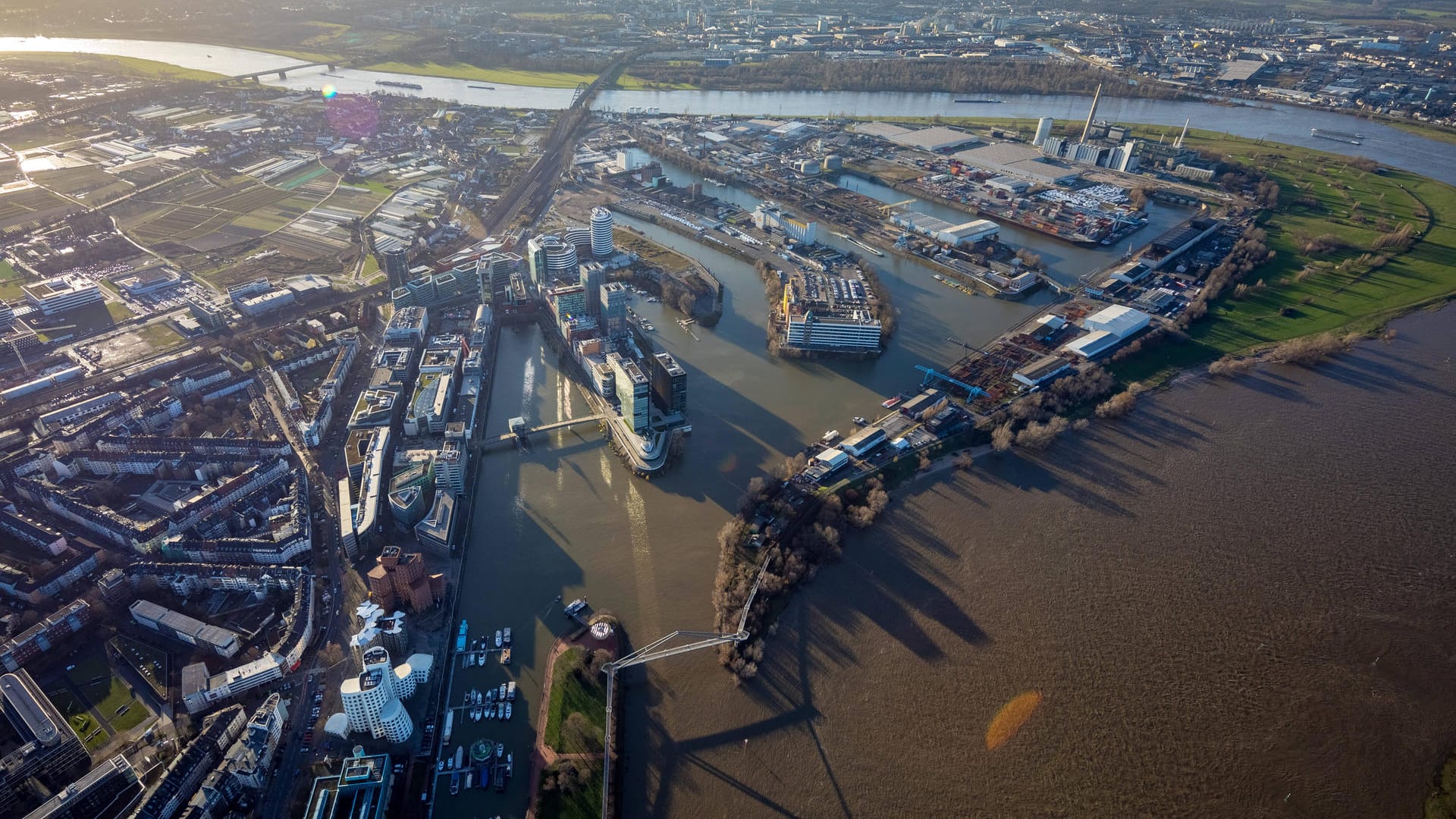 Der Medienhafen in Düsseldorf von oben: Nur eine der vielen Sehenswürdigkeiten, die die Stadt zu bieten hat.