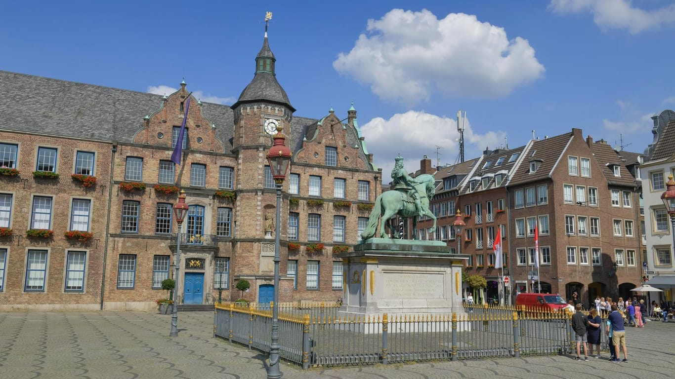 Das Jan-Wellem-Reiterdenkmal vorm Rathaus in Düsseldorf: Die Altstadt ist besonders sehenswert.