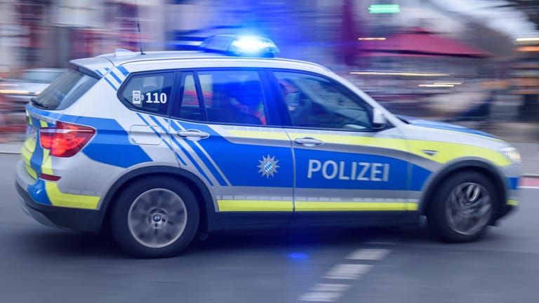 Retter in der Not: Beamte der Heidelberger Polizei haben eine Familie mit einem kranken Kleinkind durch den Stadtverkehr eskortiert. (Symbolfoto)
