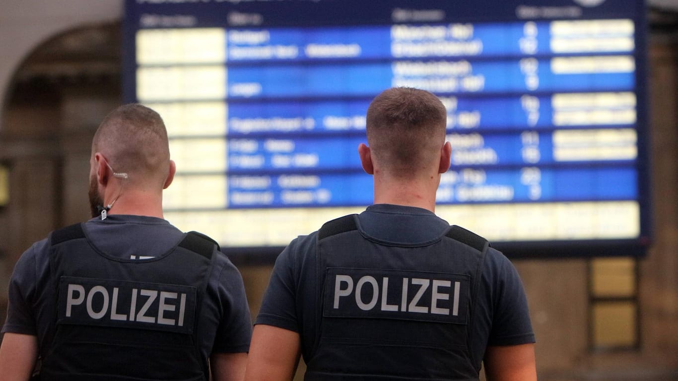 Zwei Polizeibeamte am Bahnhof: Der Mann hatte eine lange Liste an Vergehen auf dem Kerbholz. (Symbolbild)