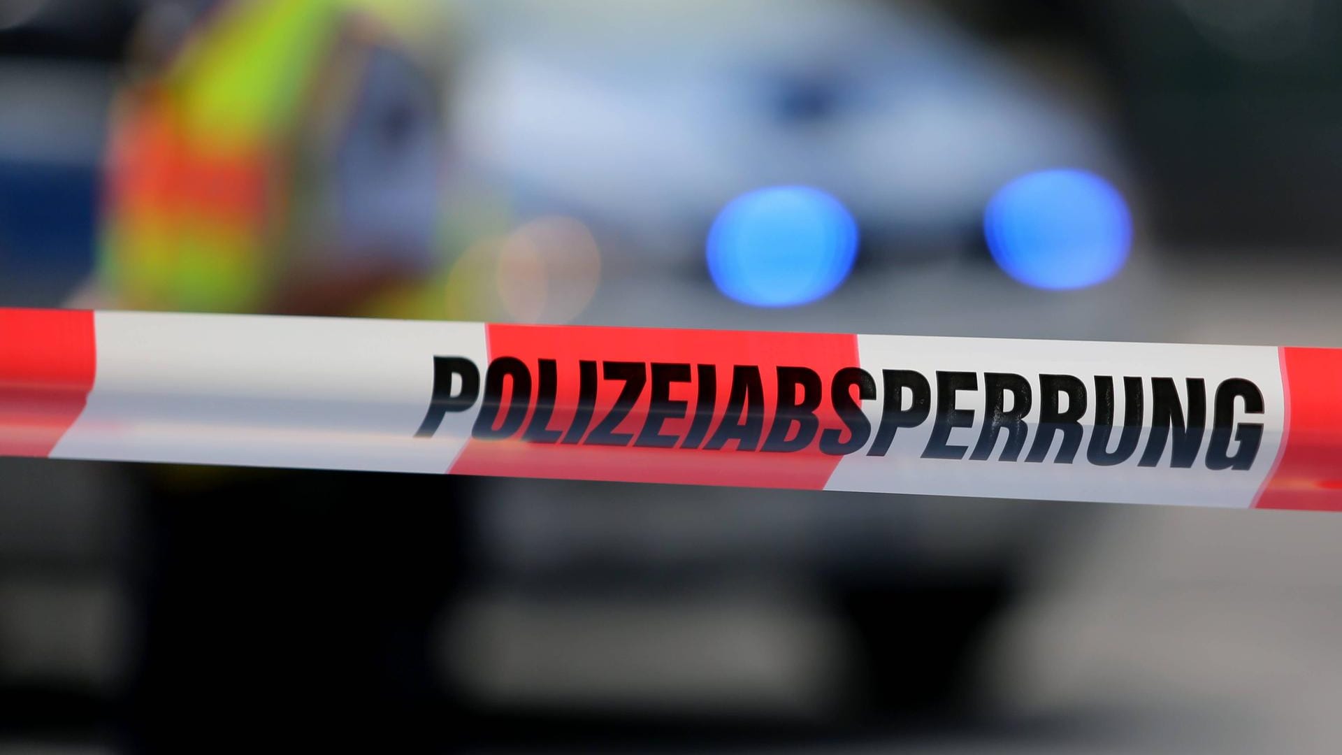 Auf einem Absperrband steht "Polizeiabsperrung": in Köln-Müngersdorf ist ein Junge von einem Auto angefahren worden. Auf einem Absperrband steht "Polizeiabsperrung": in Köln-Müngersdorf ist ein Junge von einem Auto angefahren worden.