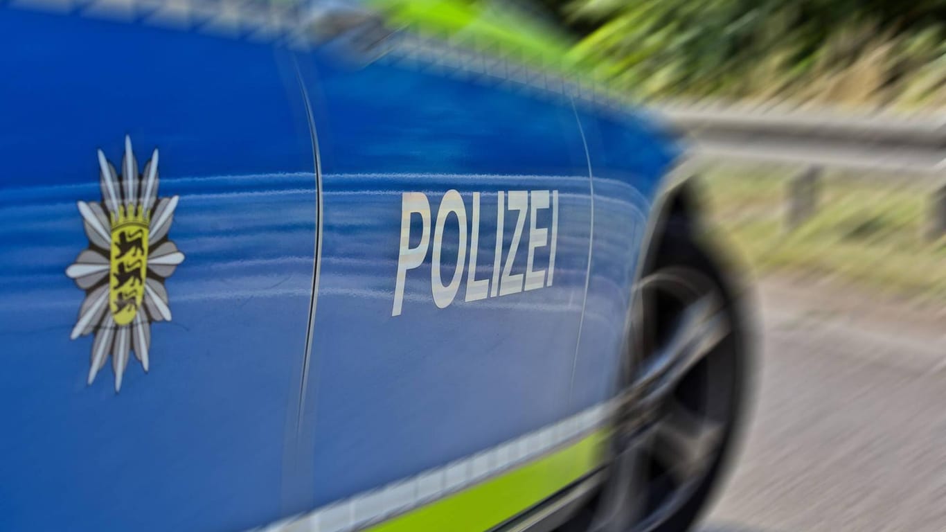 Ein Polizeiwagen aus Baden-Württemberg: Die genaue Todesursache des älteren Herren soll eine Obduktion klären. (Symbolbild)