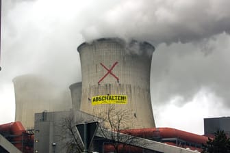 Aktivisten der Umweltschutzorganisation Greenpeace fordern das Ende des RWE-Braunkohlekraftwerks Neurath: Auch die Wissenschaftler plädieren für ein Ende der Fossilen Energiegewinnung.