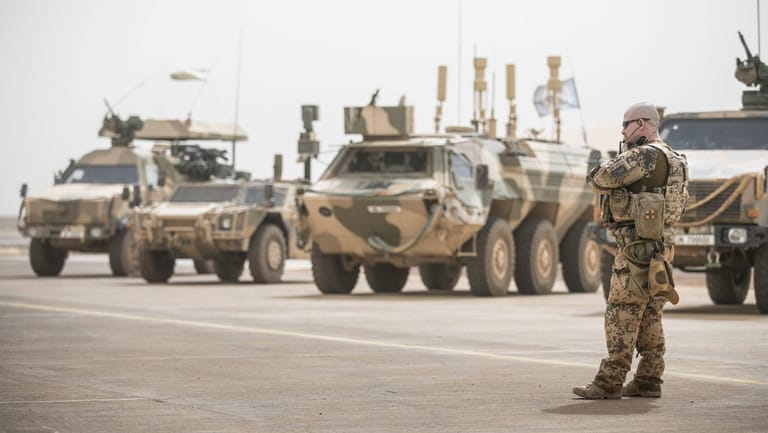 Bundeswehr-Soldat vor Fahrzeugen in Mali: Werden sich deutsche Soldaten schon bald an einer weiteren Mission in Nordafrika beteiligen?