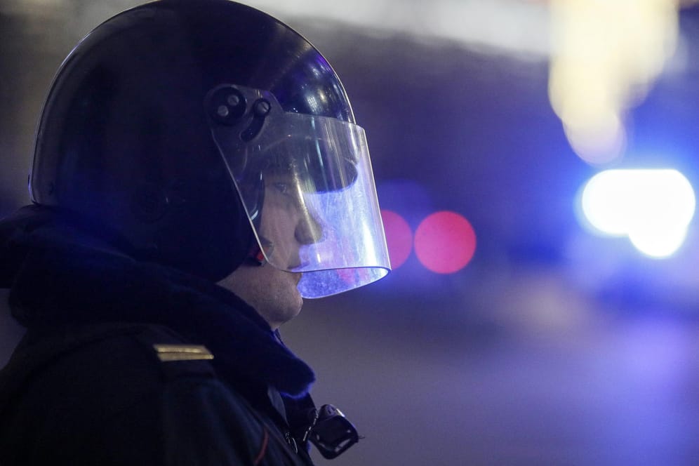 Ein Polizist in Moskau: Die Behörden Ein Polizist in Moskau: Die Behörden stehen wegen der Drohungen unter Aufklärungsdruck.wegen der Drohungen unter Druck.