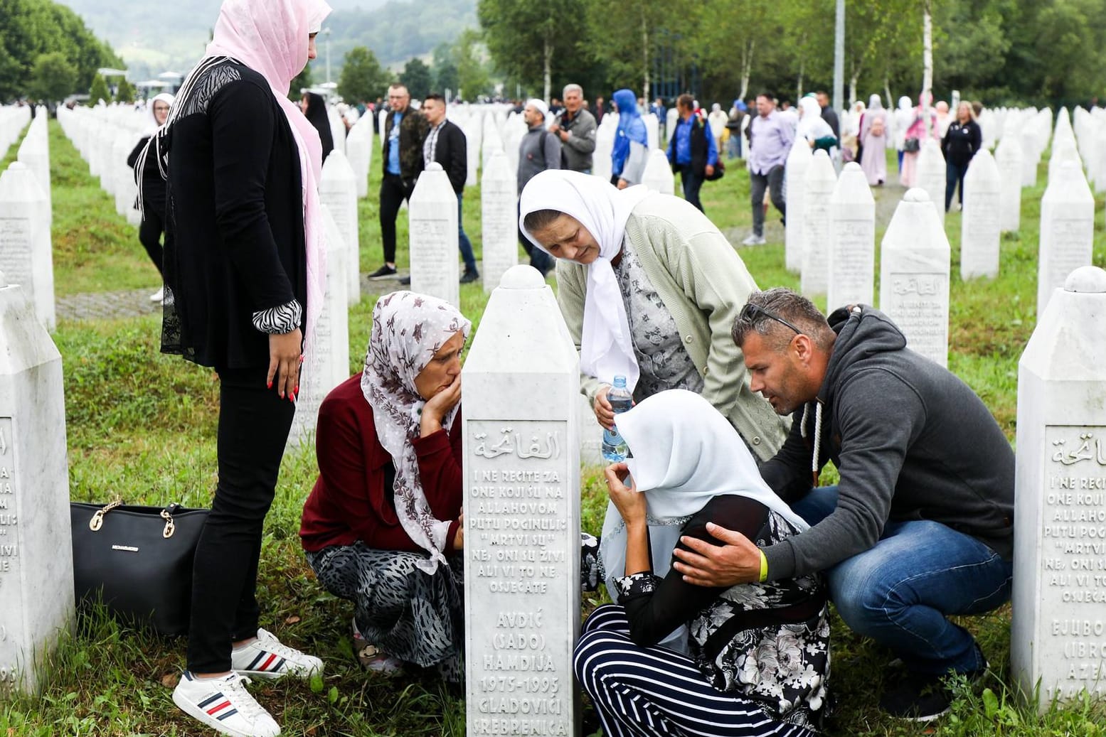 Trauernde in der Gedenkstätte für die Opfer von Srebrenica: Die "Mütter von Srebrenica" ziehen vor den Europäischen Gerichtshof für Menschenrechte. Sie sehen den niederländischen Staat in der Verantwortung.