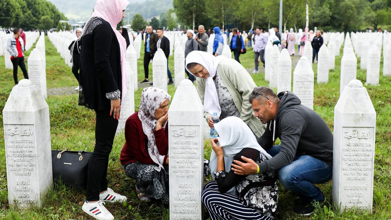 Trauernde in der Gedenkstätte für die Opfer von Srebrenica: Die "Mütter von Srebrenica" ziehen vor den Europäischen Gerichtshof für Menschenrechte. Sie sehen den niederländischen Staat in der Verantwortung.