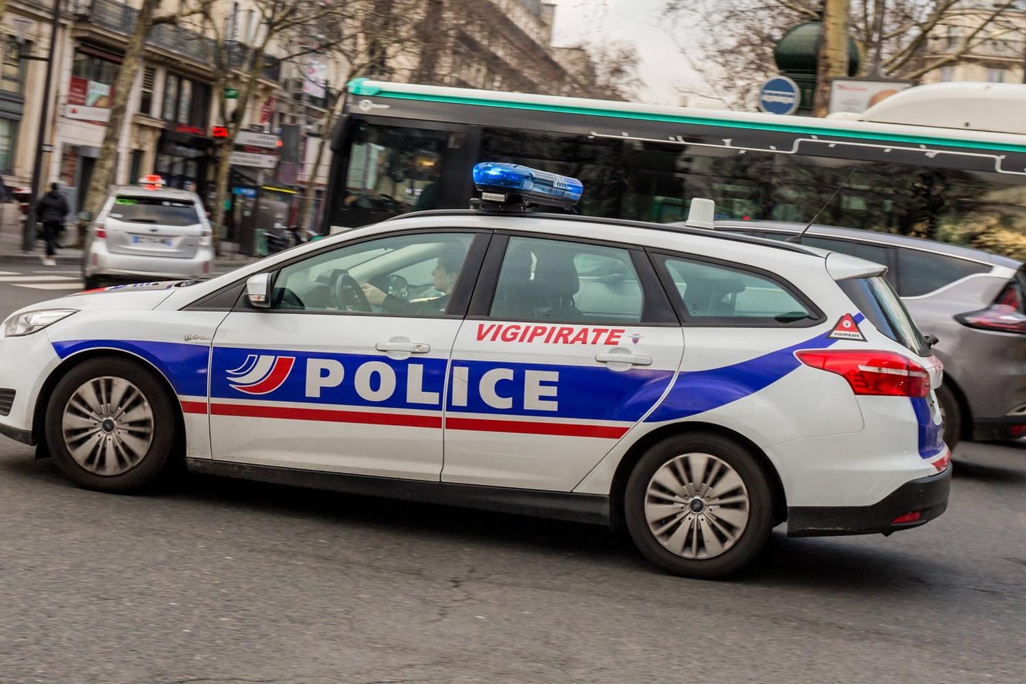 Ein französisches Polizeifahrzeug: Sieben Männer sollen einen Terroranschlag geplant haben, sie wurden festgenommen (Symbolfoto).