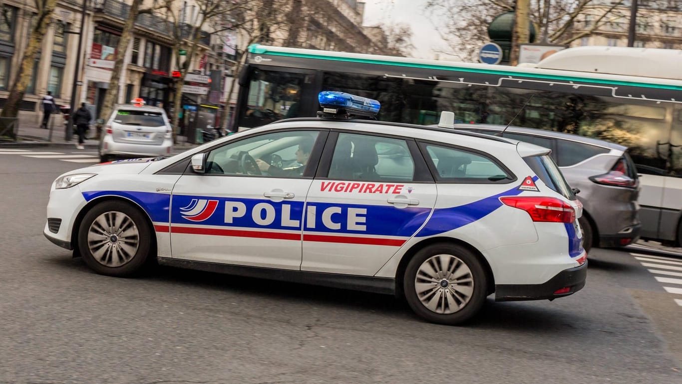 Ein französisches Polizeifahrzeug: Sieben Männer sollen einen Terroranschlag geplant haben, sie wurden festgenommen (Symbolfoto).