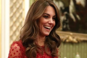 Herzogin Kate: Die 38-Jährige begeisterte in einem roten Glitzer-Kleid.