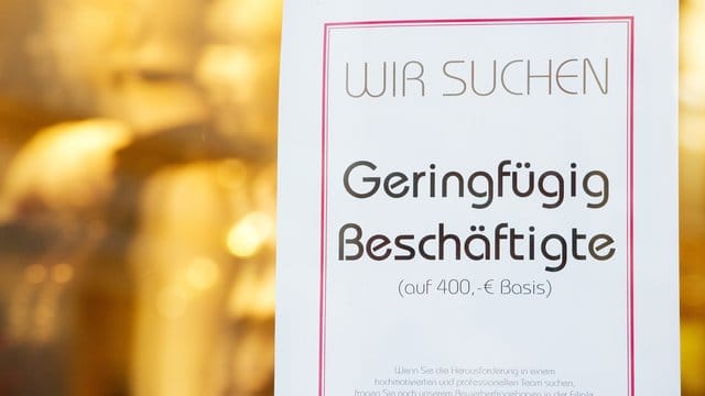 Geringfügig Beschäftigte gesucht: Eine Stellenanzeige für einen Minijob auf 400 Euro Basis klebt im Schaufenster eines Textilgeschäfts. Geringfügig Beschäftigte gesucht: Eine Stellenanzeige für einen Minijob auf 400 Euro Basis klebt im Schaufenster eines Textilgeschäfts.