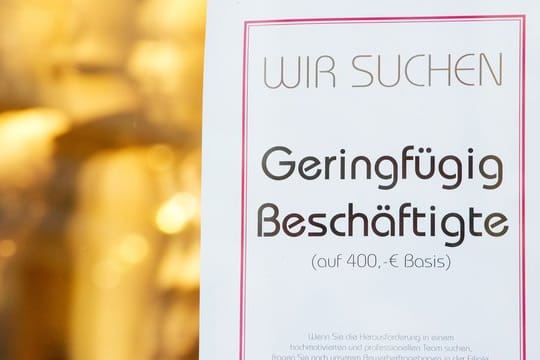 Geringfügig Beschäftigte gesucht: Eine Stellenanzeige für einen Minijob auf 400 Euro Basis klebt im Schaufenster eines Textilgeschäfts.