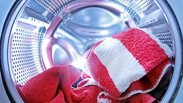 Kleidung verblasst weniger schnell, wenn sie in kürzeren Waschprogrammen und bei niedrigeren Temperaturen gewaschen wird. Kleidung verblasst weniger schnell, wenn sie in kürzeren Waschprogrammen und bei niedrigeren Temperaturen gewaschen wird.
