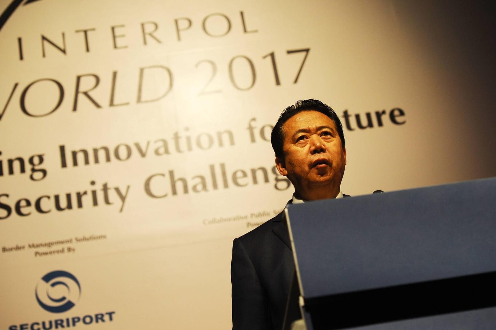 Ex-Interpol-Chef Meng Hongwei spricht auf einem Kongress: Neben einer langjährigen Haftstrafe kommt auch eine Geldstrafe auf ihn zu.