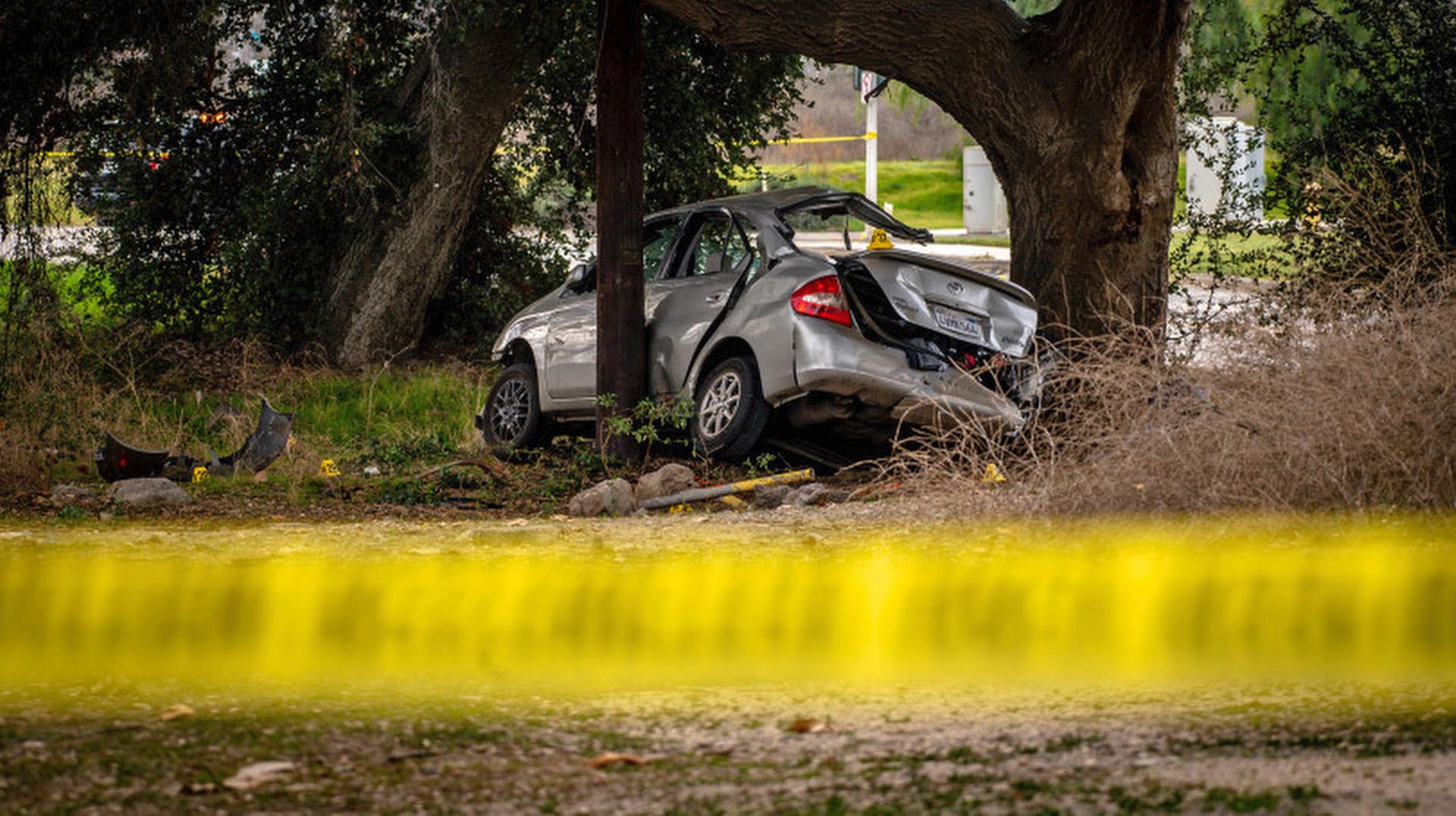 Das Wrack des Autos, in dem die Teenager saßen: Einer der Insassen verstarb noch an der Unfallstelle. Das Wrack des Autos, in dem die Teenager saßen: Einer der Insassen verstarb noch an der Unfallstelle.