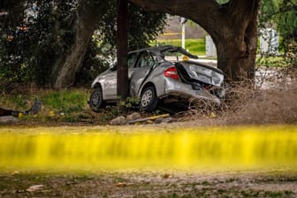 Das Wrack des Autos, in dem die Teenager saßen: Einer der Insassen verstarb noch an der Unfallstelle.