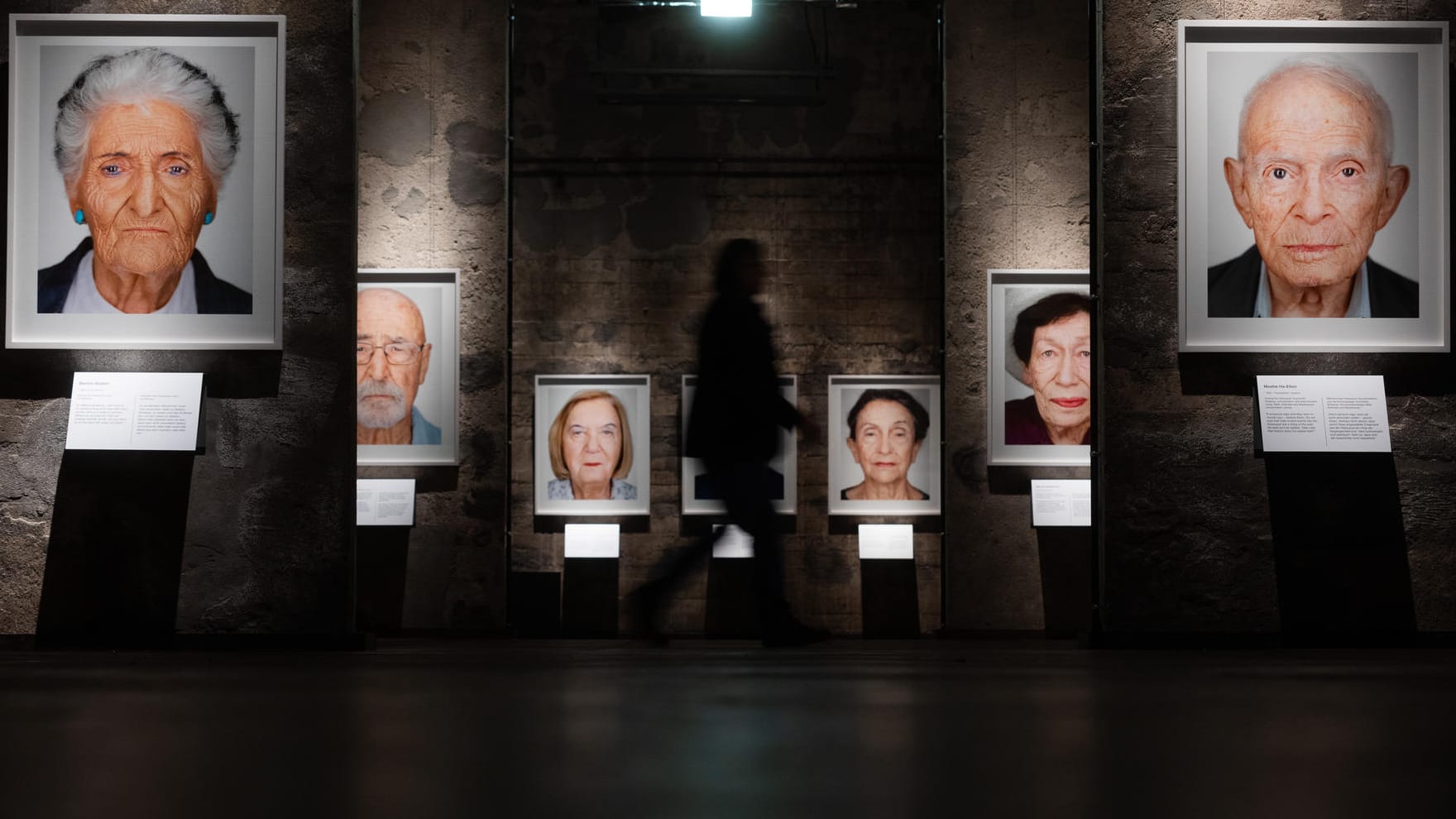 Die Ausstellung "Survivors": Der Künstler Martin Schoeller hat 75 Jahre nach der Befreiung des Konzentrations- und Vernichtungslagers Auschwitz-Birkenau 75 Holocaust-Überlebende in Israel besucht und porträtiert.