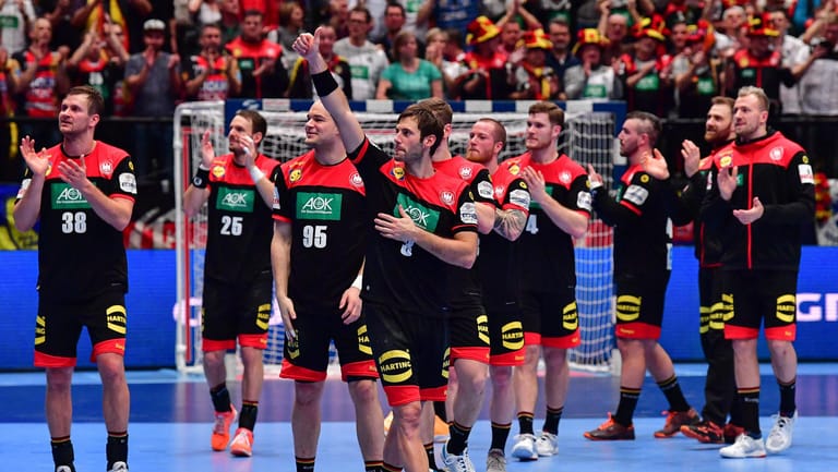 Ließen sich nach dem Sieg über Österreich von den Fans feiern: Das DHB-Team um Kapitän Uwe Gensheimer (mitte).