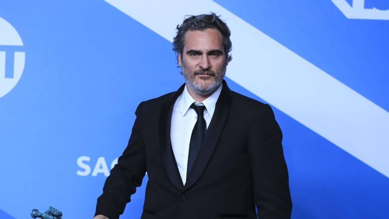 Joaquin Phoenix hat einen SAG Award als bester Schauspieler bekommen.
