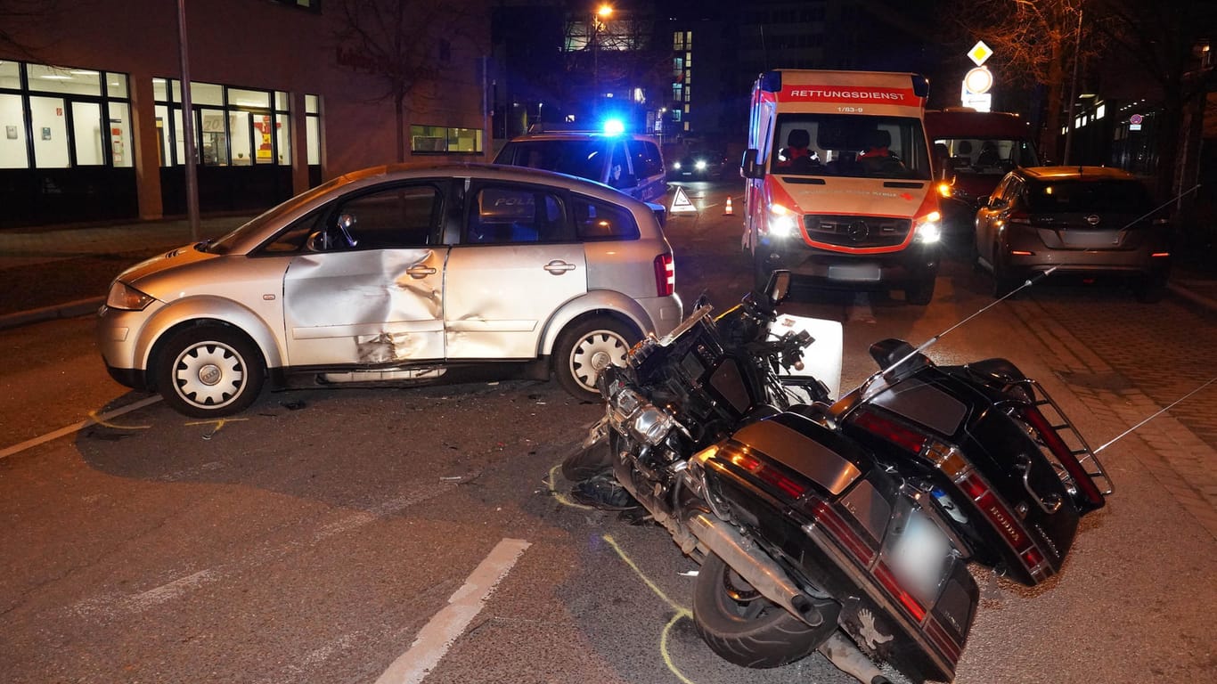 Verkehrsunfall in Stuttgart: Ein Motorradfahrer ist dabei schwer verletzt worden.