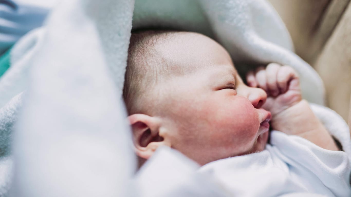 Ein Baby liegt in einem Bettchen: In Hagen waren bestimmte Namen für Babys im Jahr 2019 besonders häufig (Symbolbild).
