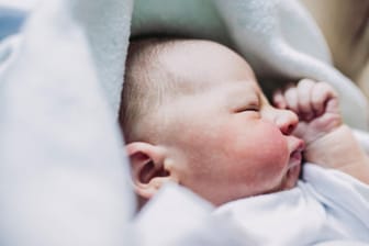 Ein Baby liegt in einem Bettchen: In Hagen waren bestimmte Namen für Babys im Jahr 2019 besonders häufig (Symbolbild).