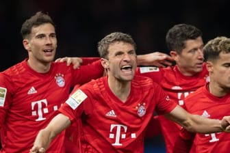 Thomas Müller (M) feiert seinen Treffer zum 1:0 gegen Hertha.