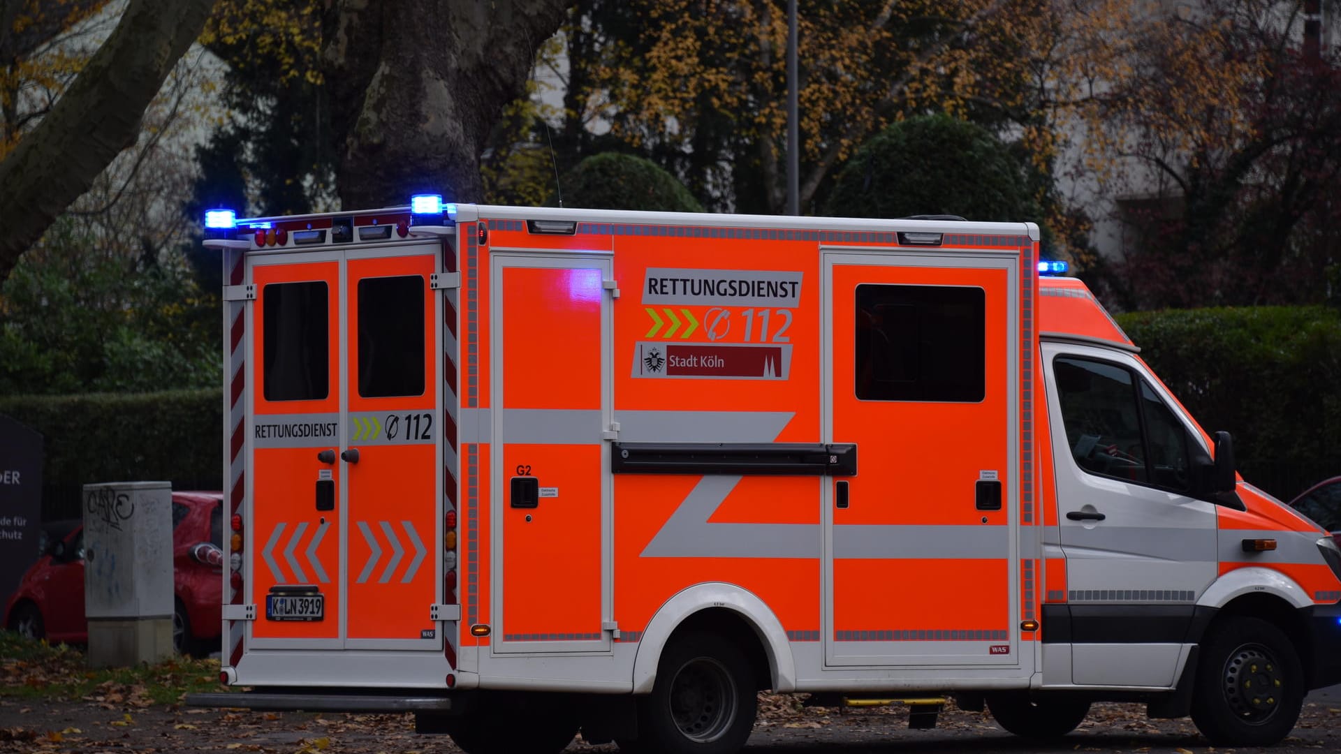 Rettungsdienst der Feuerwehr: In Wolfsburg musste ein Mann aus seiner verqualmten Wohnung gerettet werden.