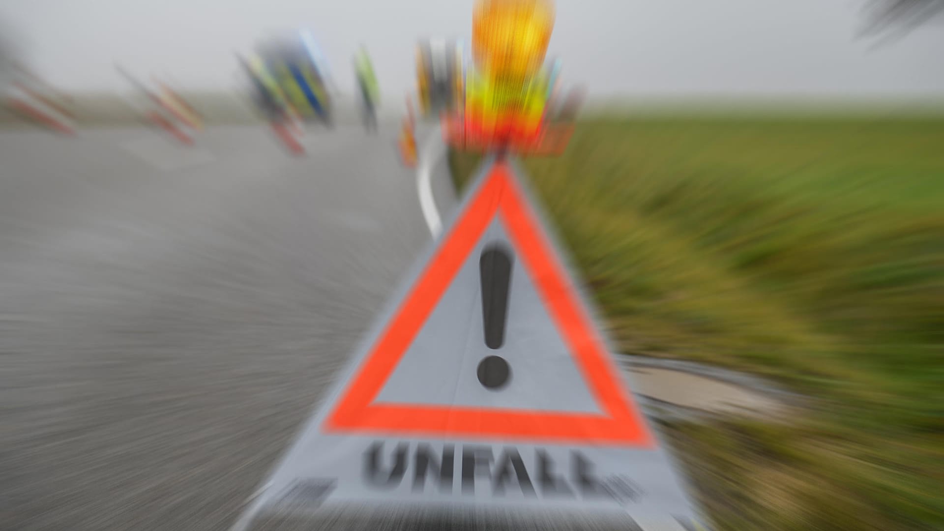 Warnschild an einer Unfallstelle: Die Bundesstraße 211 war nach dem schweren Unfall zeitweise gesperrt. Warnschild an einer Unfallstelle: Die Bundesstraße 211 war nach dem schweren Unfall zeitweise gesperrt.
