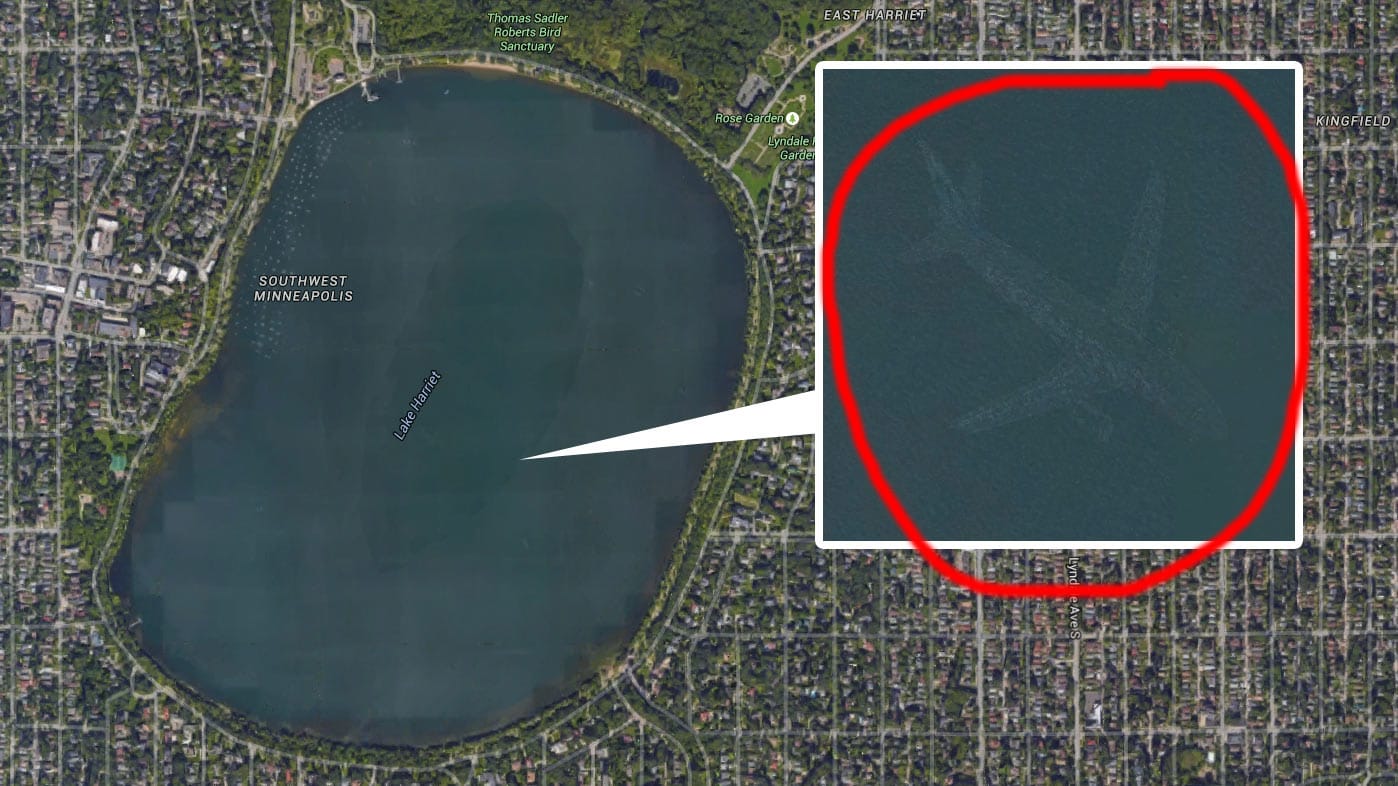 Lake Harriet in Google Earth: Das geisterhafte Flugzeug liegt fast in der Mitte. Die Bilder versunkener Flugzeuge entstehen durch das Zusammenrechnen mehrerer Satellitenbilder.