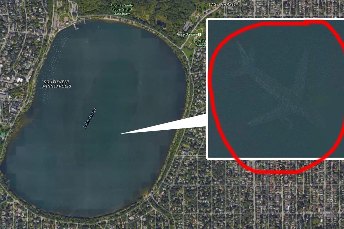 Lake Harriet in Google Earth: Das geisterhafte Flugzeug liegt fast in der Mitte. Die Bilder versunkener Flugzeuge entstehen durch das Zusammenrechnen mehrerer Satellitenbilder.