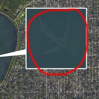 Lake Harriet in Google Earth: Das geisterhafte Flugzeug liegt fast in der Mitte. Die Bilder versunkener Flugzeuge entstehen durch das Zusammenrechnen mehrerer Satellitenbilder.